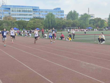 商学院勇闯男子100米预选赛，成功晋级决赛